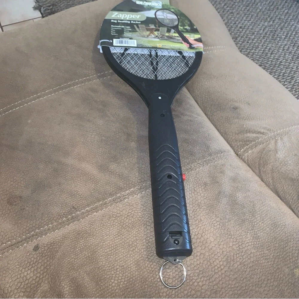 Black Bug Swatting Racket - Picture 4 of 4
